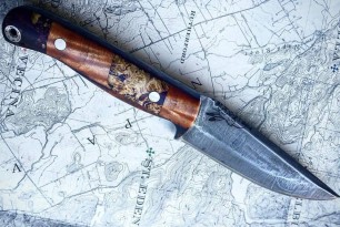 Crow scout ground to 8.75", layered handle-desert ironwood beneath offset layers of curly maple and dyed box elder. Stainless mosaic in bottom with .25 pins. S35vn American steel Hrc62.