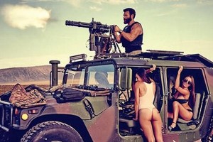 Dan Bilzerian helps the girls with their ice bucket challenge (NSFW)