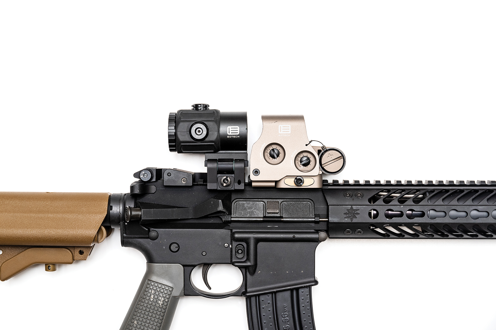 Red Dot Magnifier Holding the Throne RECOIL